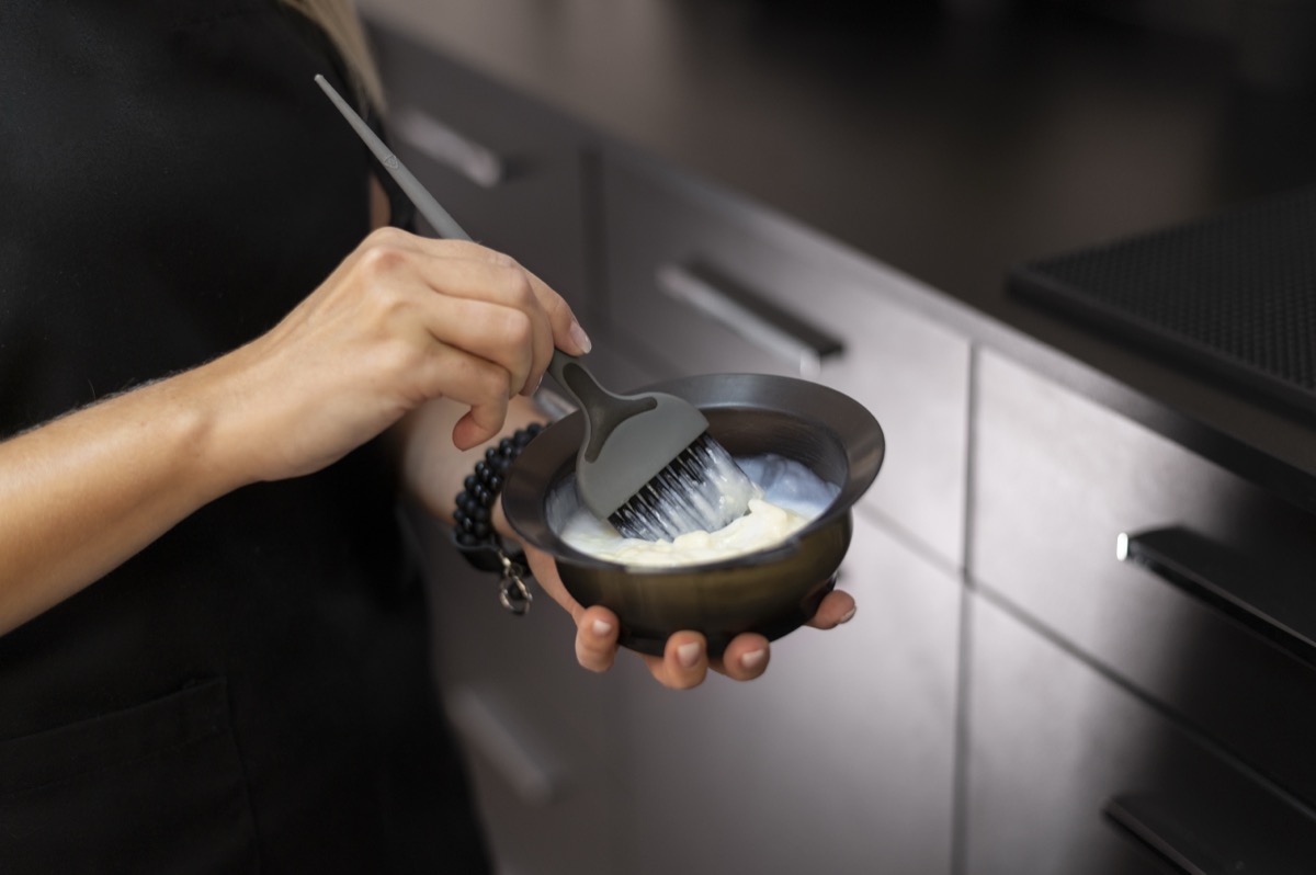 Jak zmyć farbę do włosów z mebli? Skuteczne metody