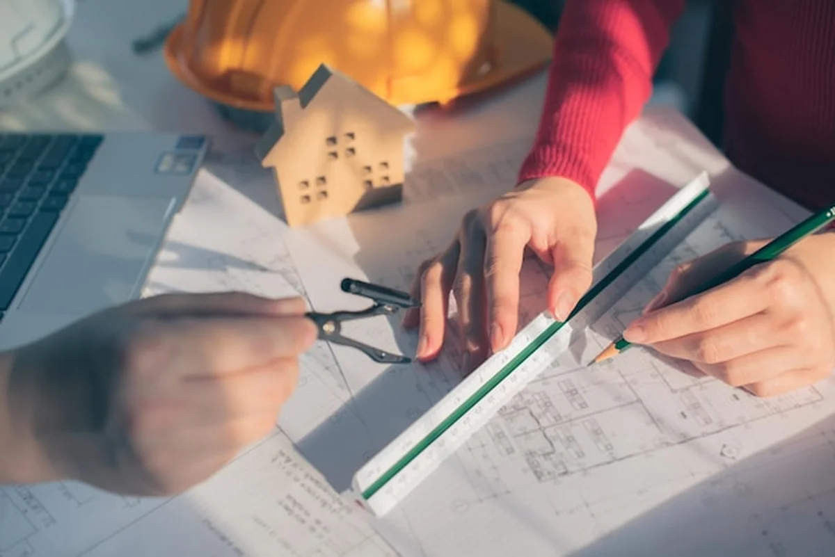 Architekt nad projektem architektonicznym w biurze