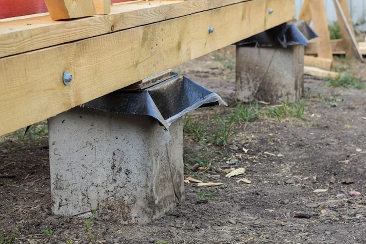 Betonowa podstawa słupów pod dom z drewnianym szkieletem