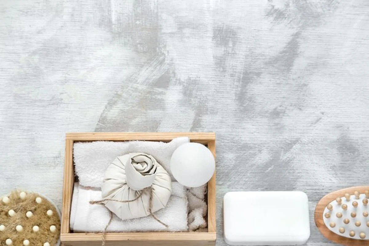 Elementy do pielęgnacji skóry w drewnianym pudełku