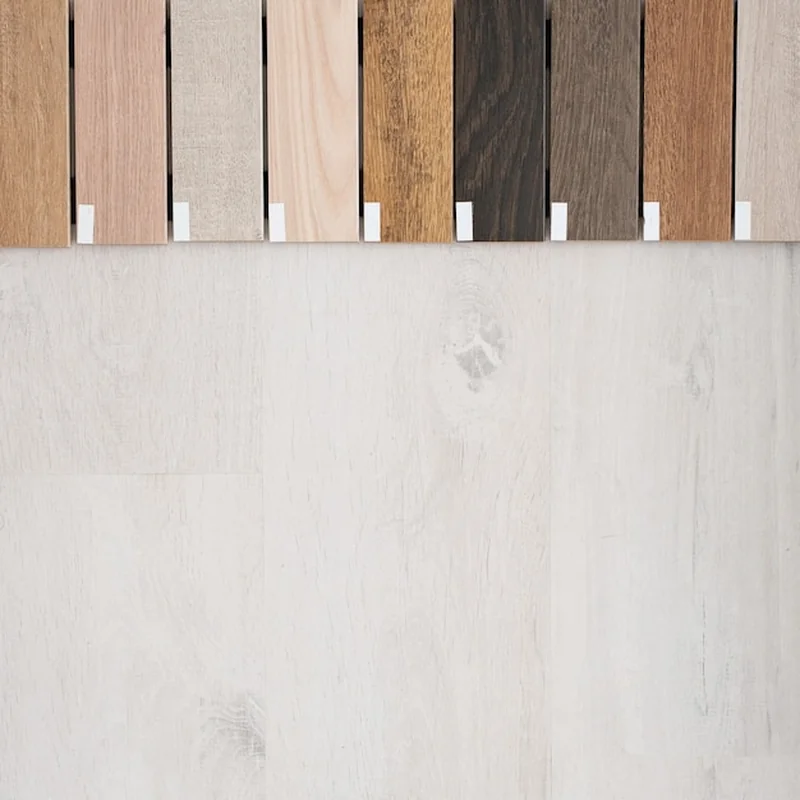 Próbki drewnianych listew podłogowych do różnych rodzajów podłóg