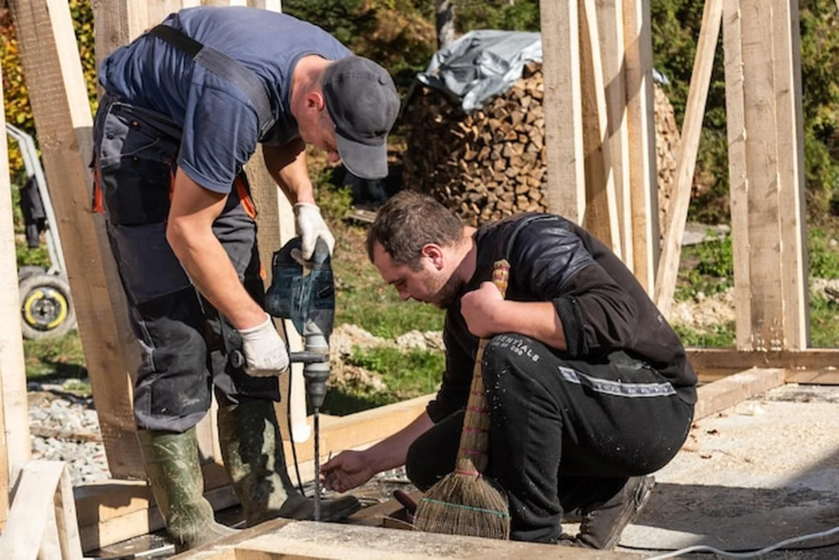 Budowa drewnianej chaty na odległym terenie leśnym