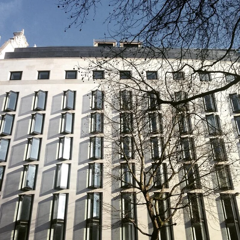 Jak mierzyć wysokość kalenicy budynku? Praktyczne wskazówki