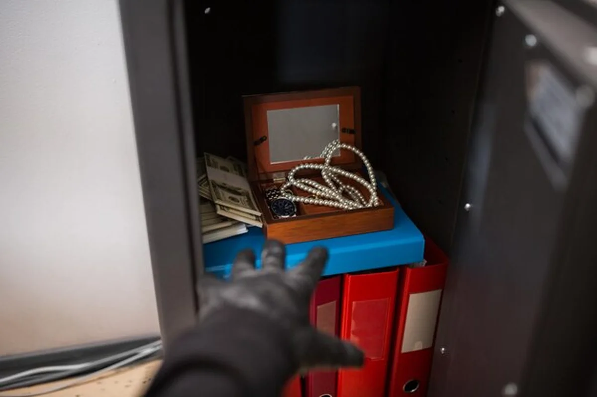 Sejf z otwartymi drzwiami po włamaniu