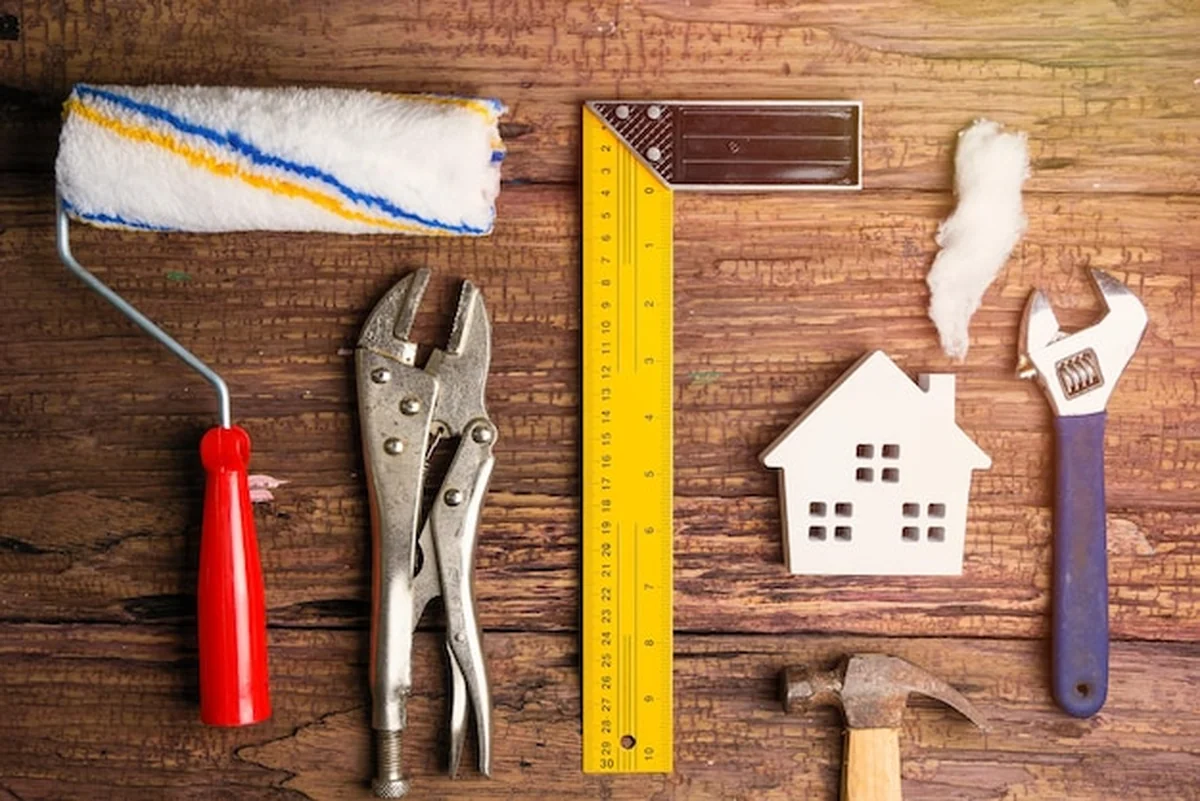 Narzędzia robocze na drewnianym stole