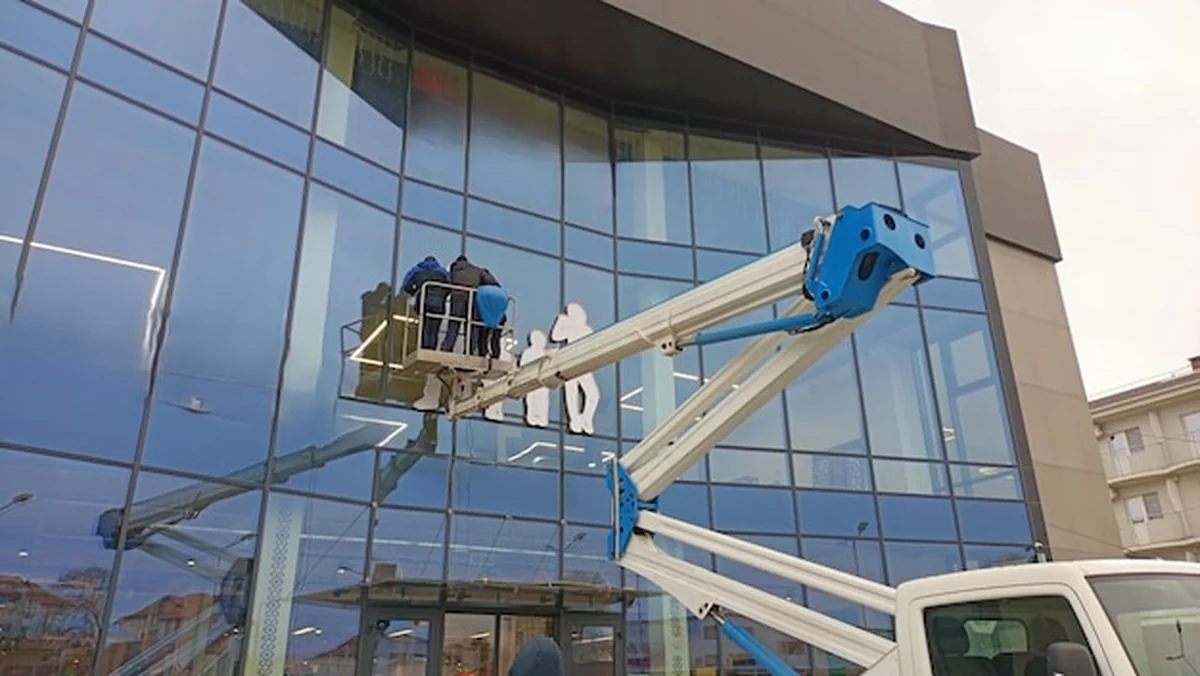 Podstawowa konserwacja szklanej fasady przy użyciu podnośnika