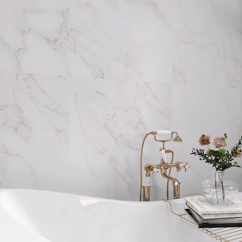 Łazienka w drewnie i bieli – inspiracje do aranżacji