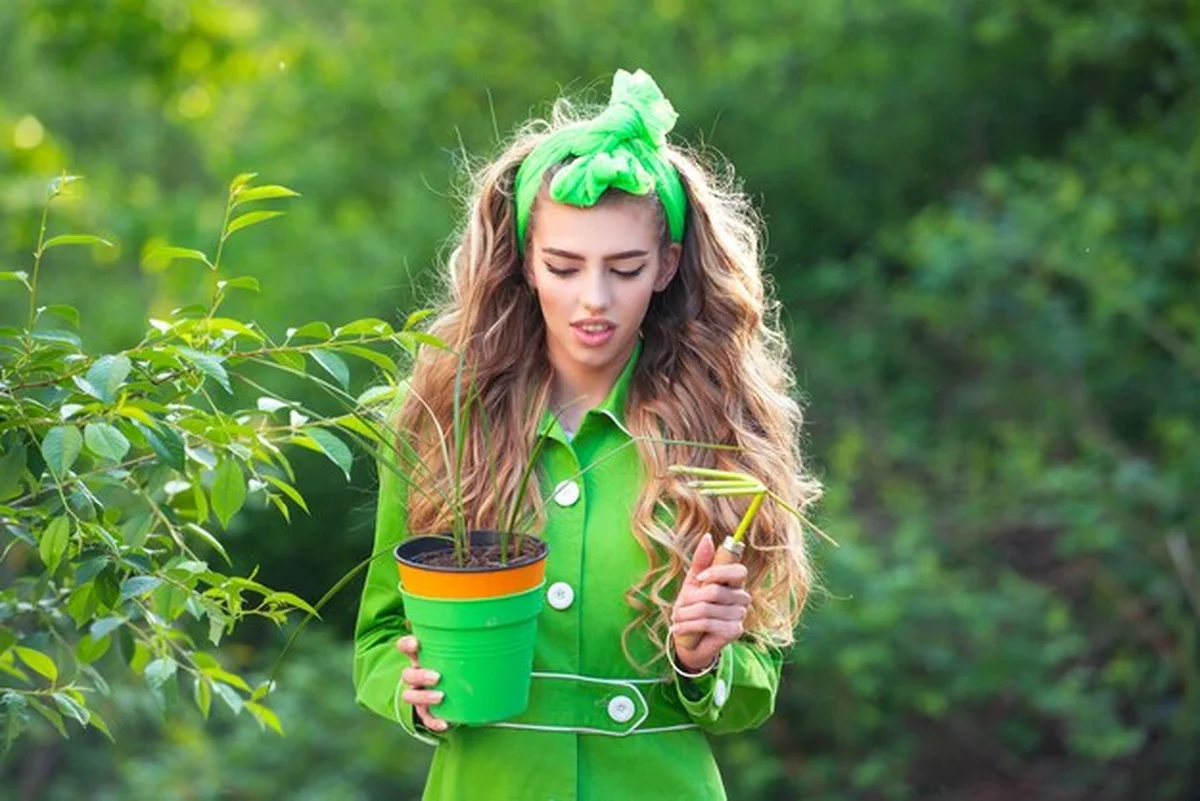 Kobieta ogrodniczka trzymająca doniczkę wiosną