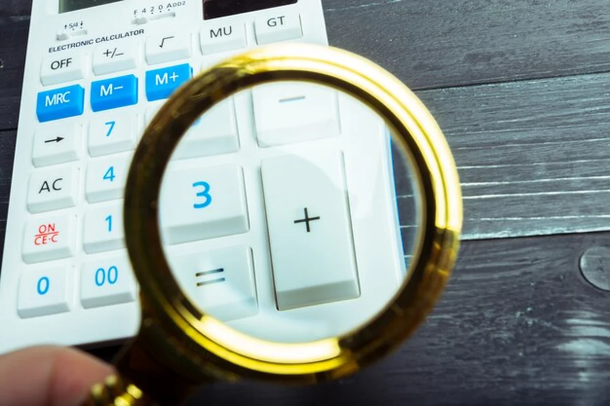 Kalkulator i szkło powiększające