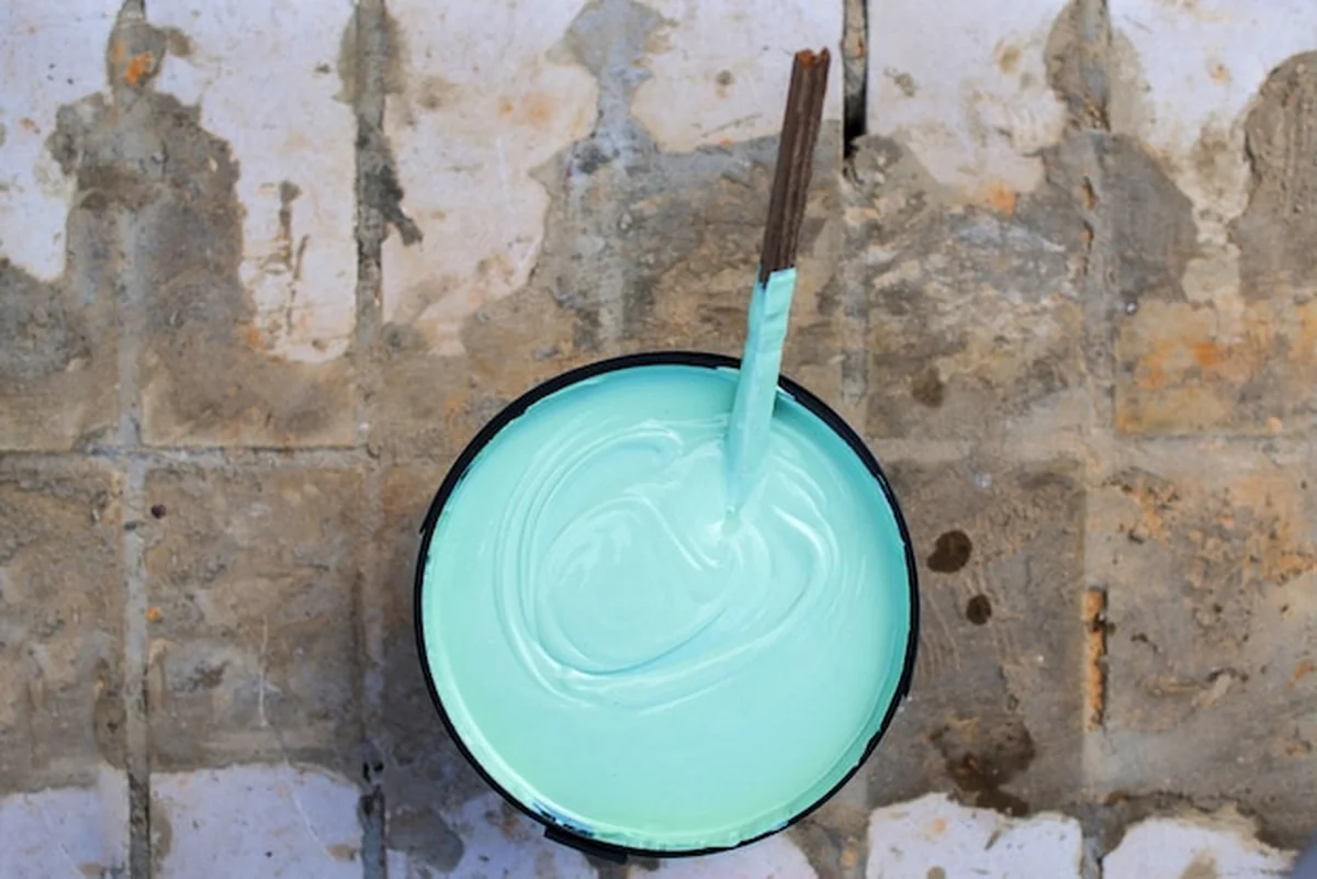 Słoik z substancją do hydroizolacji ścian i budowy fundamentów piwnic