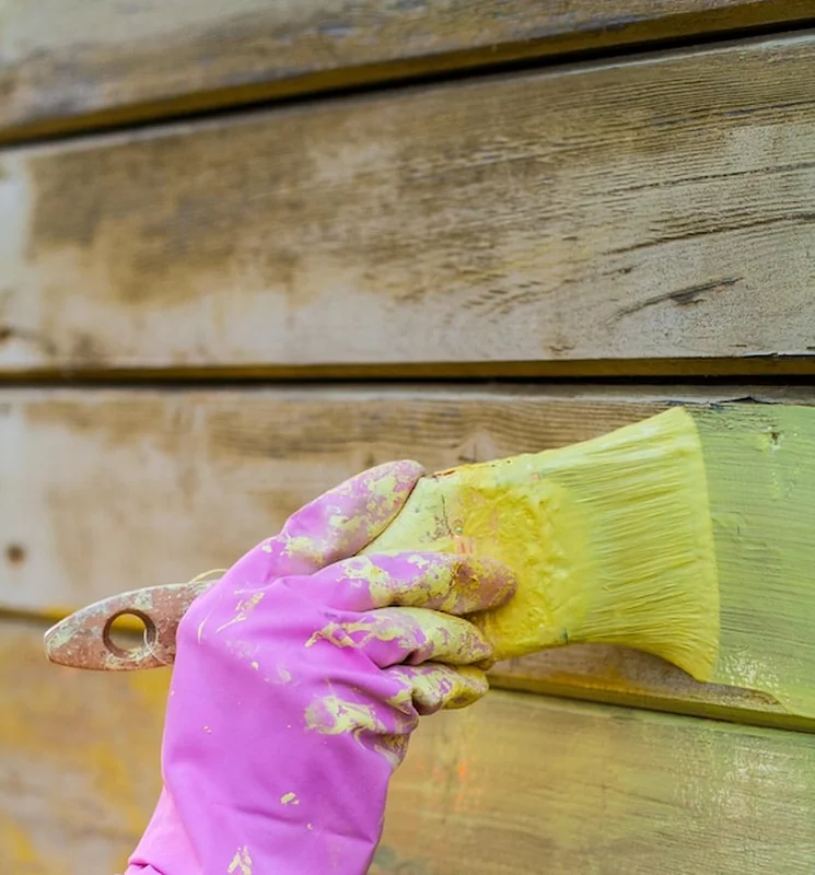 Zbliżenie ręcznego malowania drewna szczotką