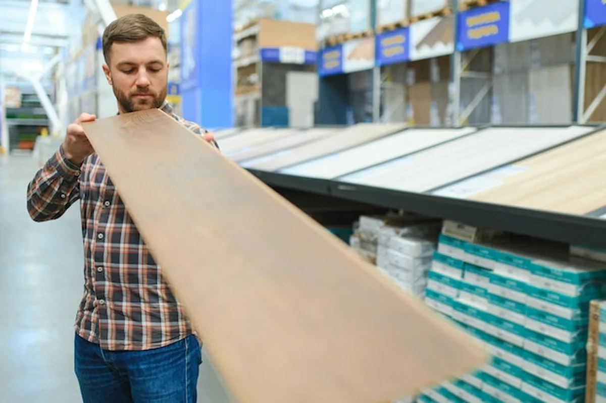 Mężczyzna wybierający podłogę w sklepie z narzędziami