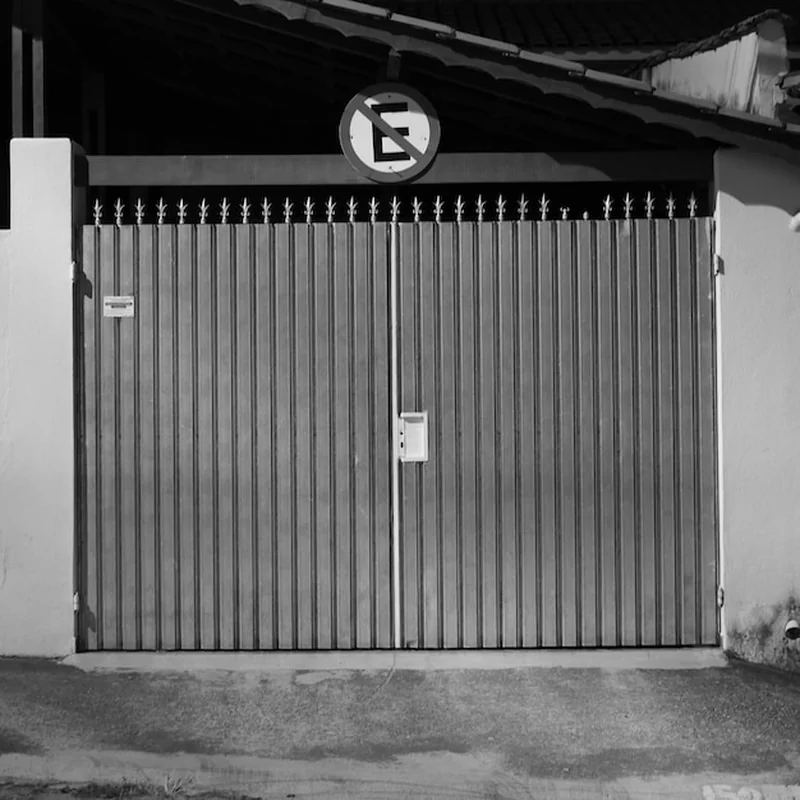 Metalowa brama w nocy