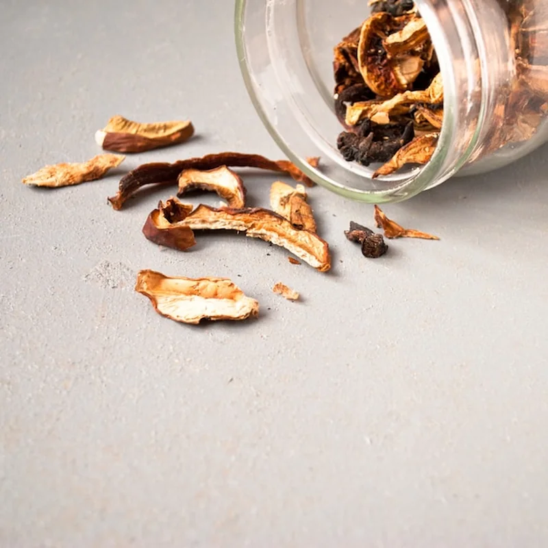 Suszone grzyby w szklanym słoju