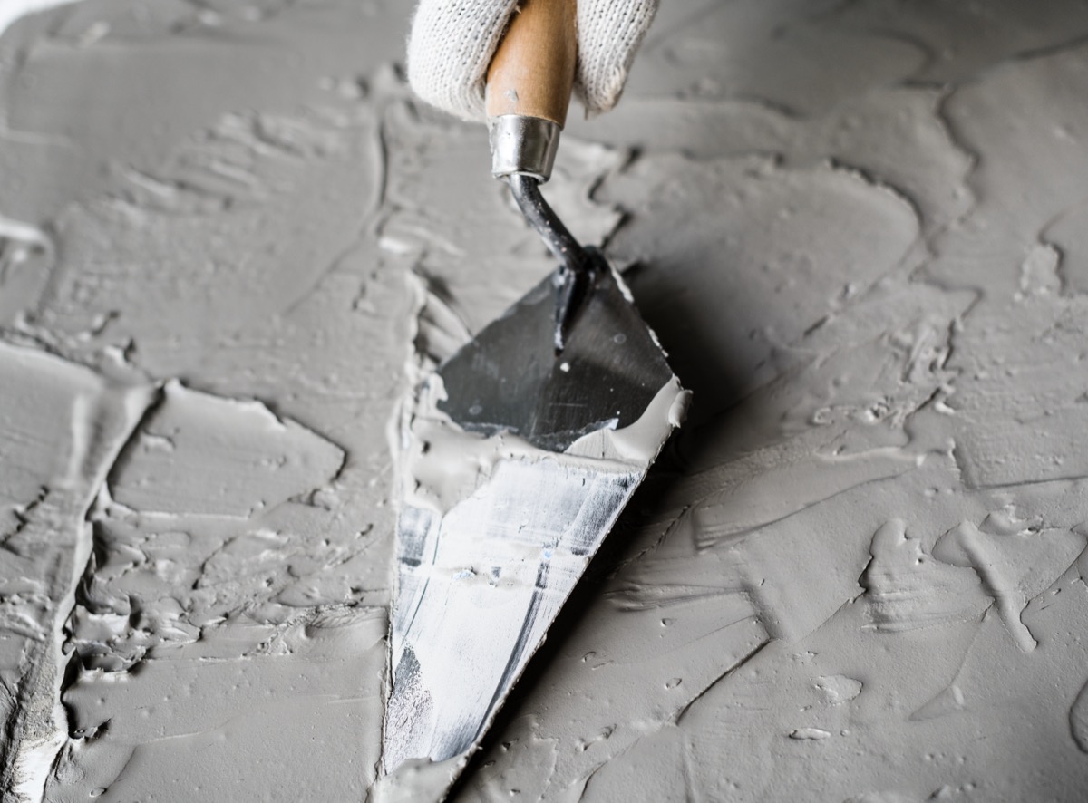 Ile musi schnąć wylewka pod płytki? Sprawdź, jak to zrobić