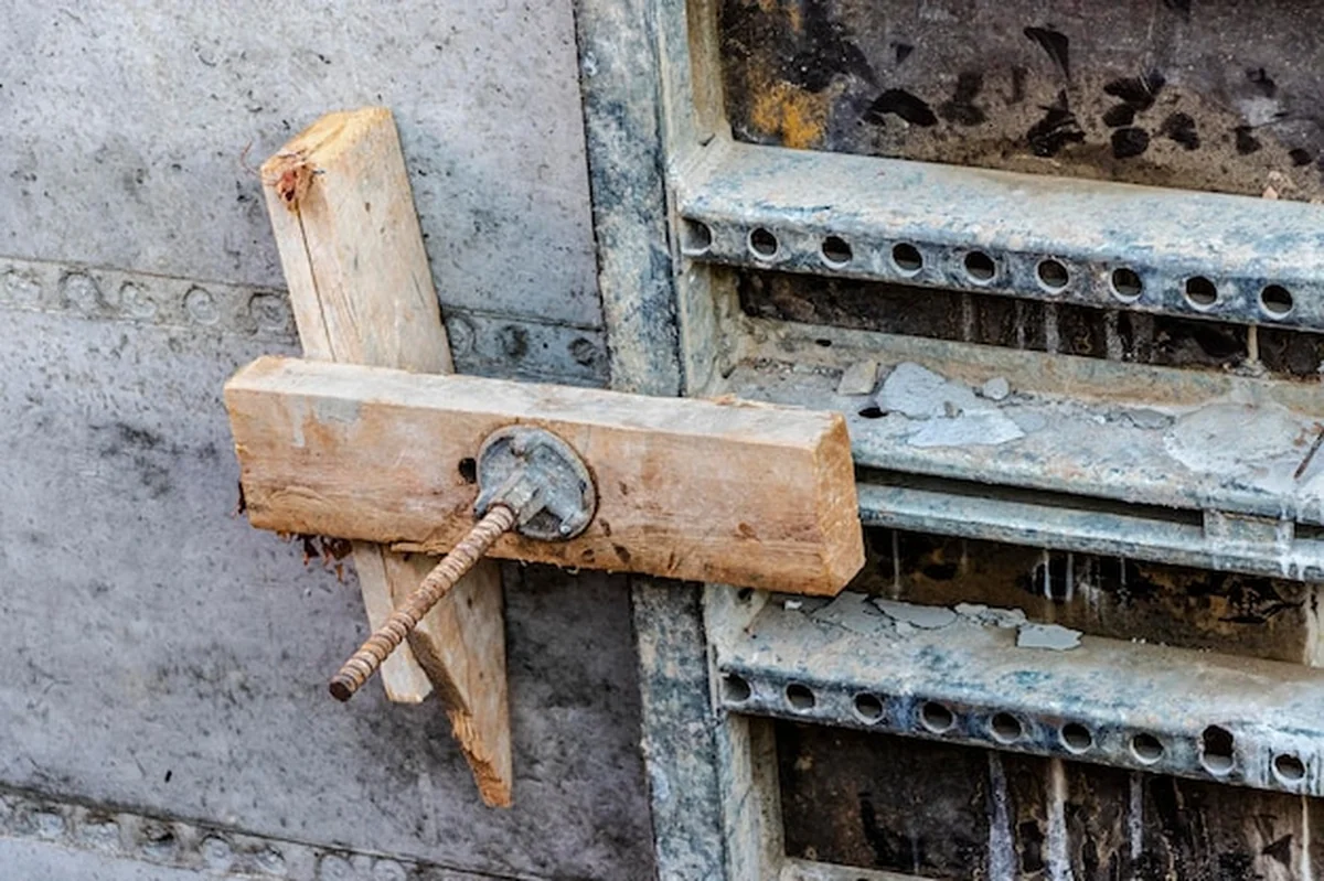 Fundament żelbetowy z szalunkiem i siatką w budownictwie monolitycznym