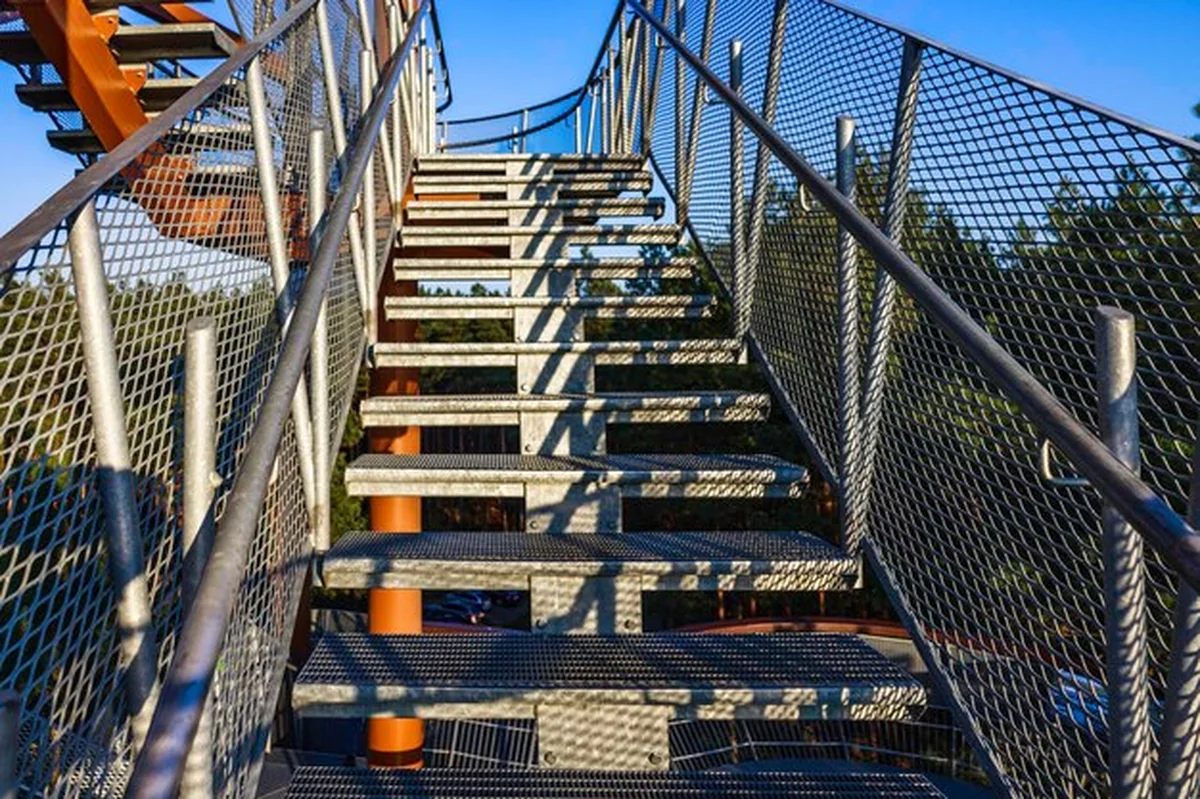 Konstrukcja stalowa z balustradą i zabezpieczeniem przed upadkiem