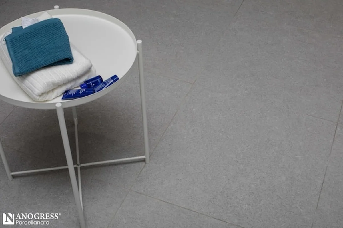 Szare porcelanowe płytki na podłodze łazienki