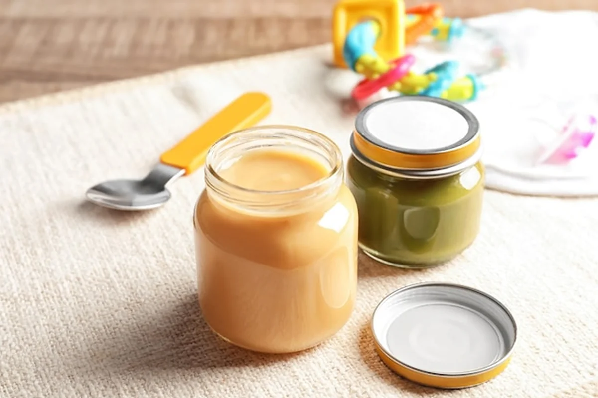 Słoiki z żywnością dla niemowląt na stole