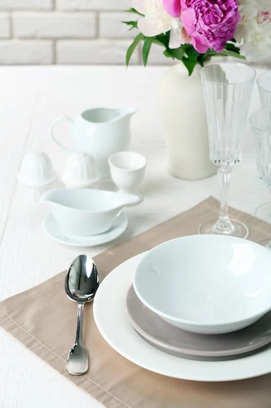 Piękne ustawienie stołu z kwiatami w wazonie