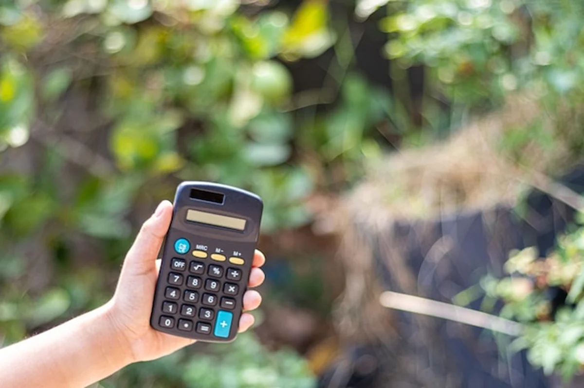 Kalkulator ręczny na zewnątrz