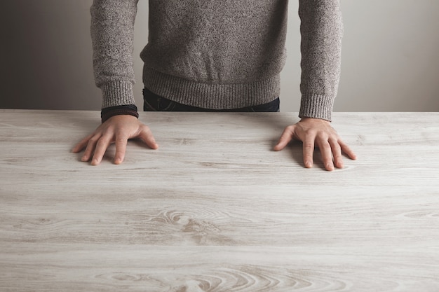 Jak podwyższyć stół? Praktyczne porady na niski mebel